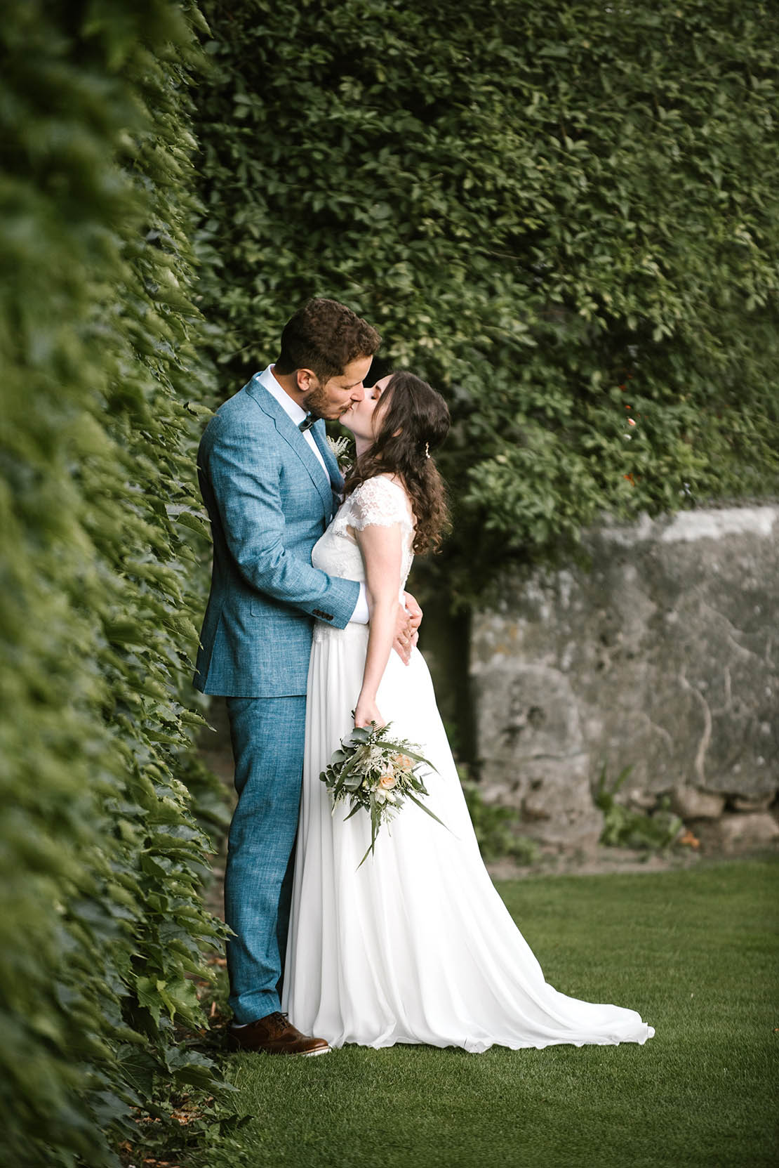 photographe mariage geneve photos de couple jardin château vuissens