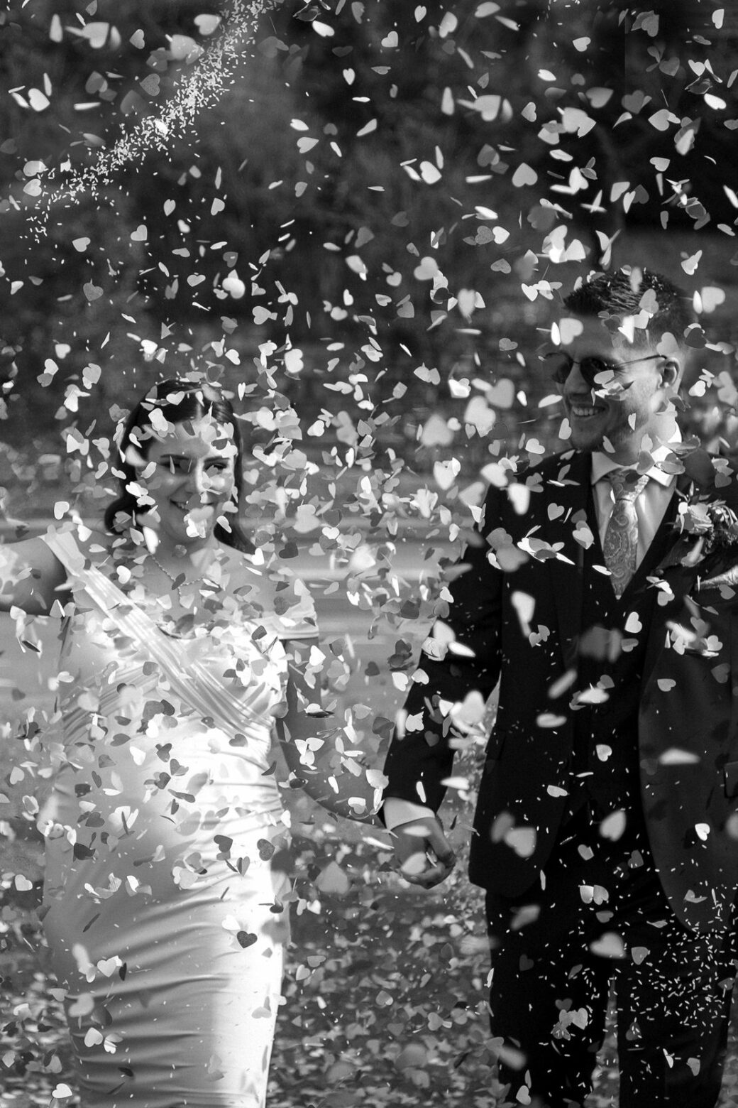 photographe-mariage-civil-geneve-mairie-euax-vives-confetti-couple-photographe-mariage-suisse